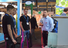 Tim Kreuger of Van der Ende Groep explains to visitors of the stand.